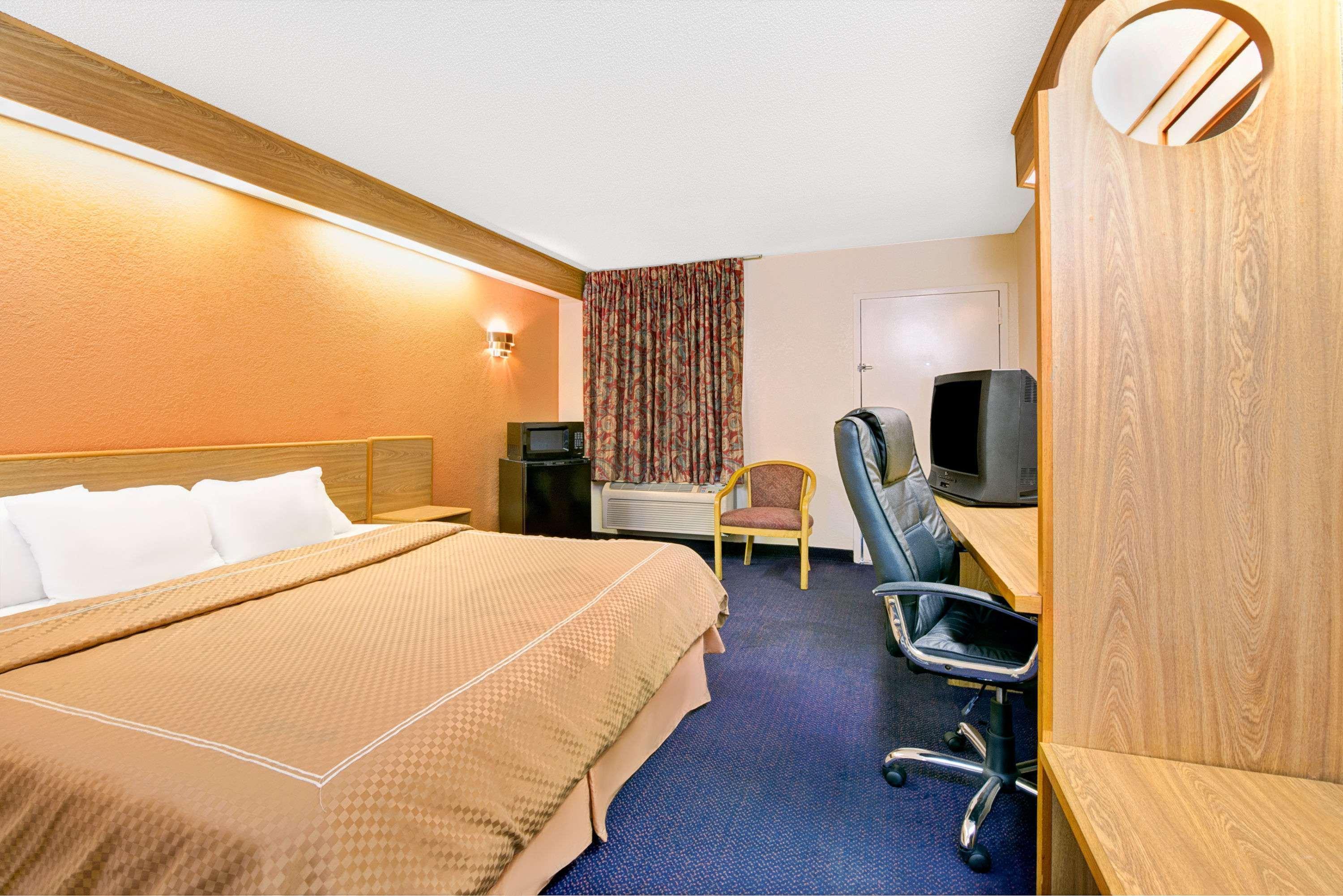 Days Inn By Wyndham Charlotte Northlake Luaran gambar
