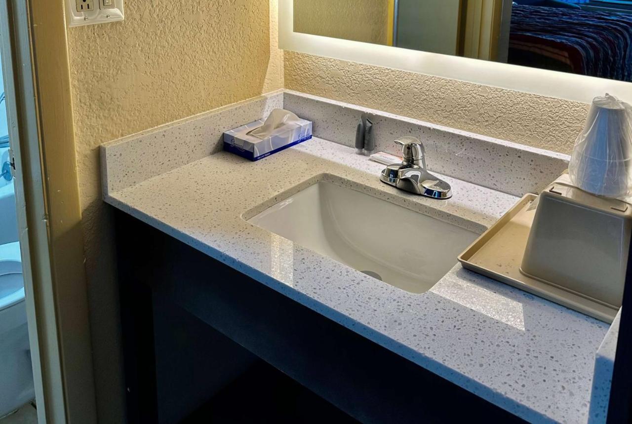 Days Inn By Wyndham Charlotte Northlake Luaran gambar
